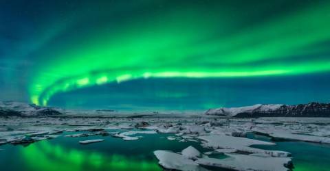 Island -  Spectacular auroral display over the glacier lagoon Jokulsarlon in Iceland..jpg