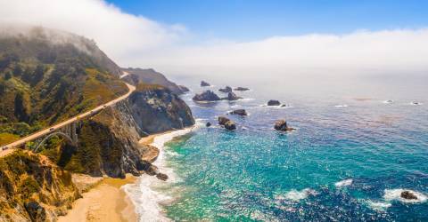 Luftfoto af California Bixby-broen i Big Sur i Monterey County langs side State Route 1 US, Ocean Road, det vestlige USA