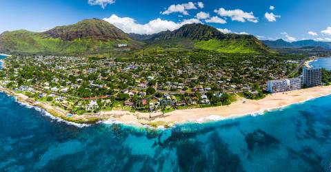 Luftfoto af vestkysten af Oahu med Makaha Valley og Papaoneone strand. Hawaii, USA