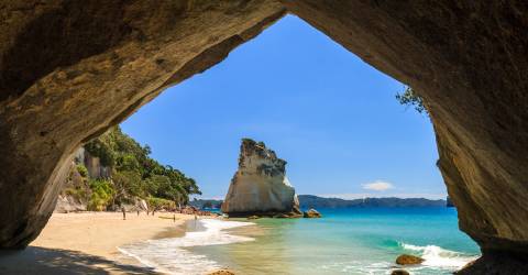 Grottöppning på strand vid Cathedrals Cove i Coromandel, Nya Zeeland