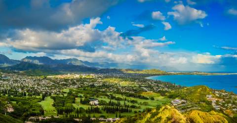 Panoramaudsigt over de grønne bjerge og Hawaii kyst fra Lanikai Pillbox Trail, Maui, Hawaii, USA