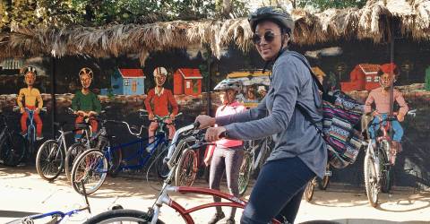 Kille med grupp på cykeltur i Soweto i Johannesburg, Sydafrika