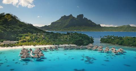 Resort med bungalows i blå lagun på Bora Bora, Tahiti