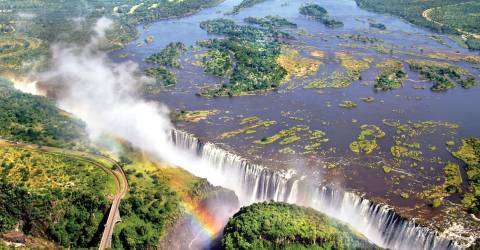 Vy över forsande Victoriafallen och regnbåge, Zimbabwe