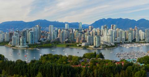 canada - british columbia - vancouver skyline set fra syd med bjerge som baggrund - bredformat