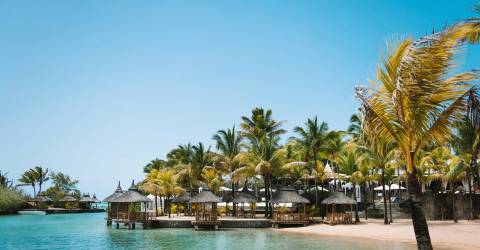 Boutiquehotell vid sandstrand och palmer i Paradise Cove, Mauritius