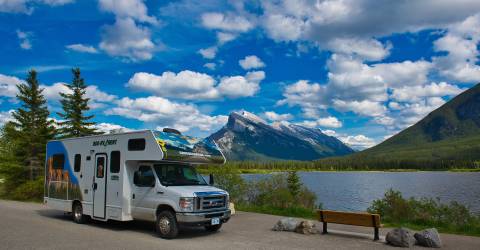 c25 cruise canada scenic sø bænk bjerge rocky mountains autocamper motorhome rv