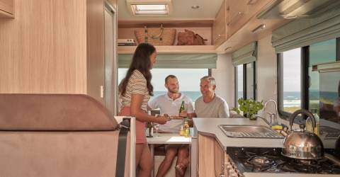 river maui autocamper motorhome new zealand serverer fra køkken til spiseafdeling