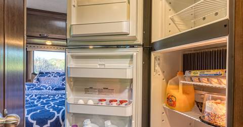 usa c28-30 road bear rv inside kitchen fridge.jpg