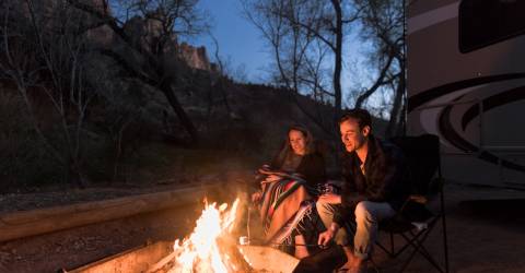 usa-road-bear-motorhome-autocamper-outside-camping-fire.jpg