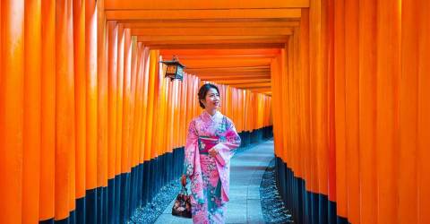 Asian-women-in-traditional-japanese-kimonos-at-Fushimi-Inari-Shrine-in-Kyoto-Japan