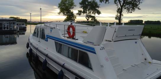 Außenansicht des Hausbootes Continentale von Le Boat