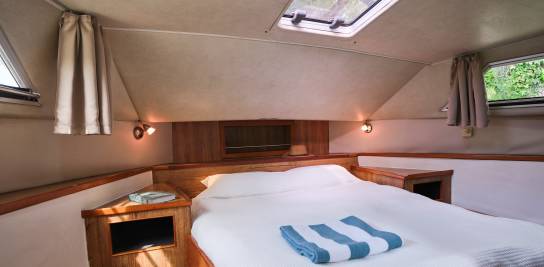 Komfortable Doppelkabine an Bord der Royal Classique mit Holzverkleidung und natürlichem Licht.