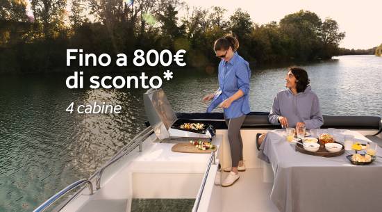 Coppia che si gode un barbecue su una barca mentre naviga lungo un fiume tranquillo.
