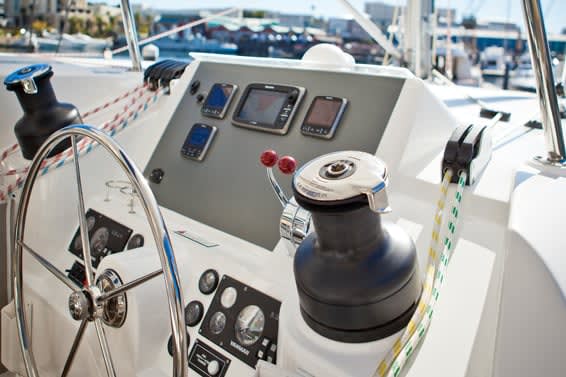 Sunsail-484-helm