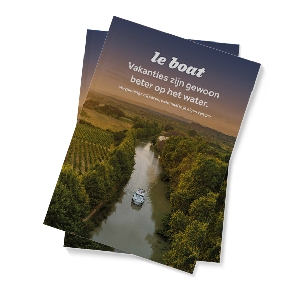 Omslag van de Le Boat-vakantiebrochure met een boot die bij zonsondergang door een schilderachtig rivierlandschap vaart