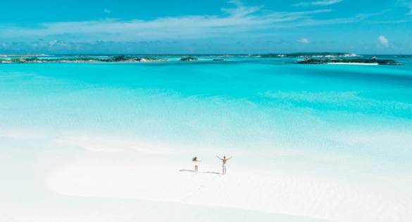 Couple sur une plage des Exumas