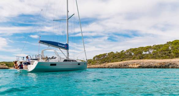 Familie op Sunsail 41.1 monohull met 3 cabines