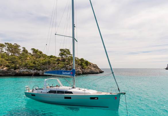 Sunsail 41.1 Monohull met 3 cabines op zee