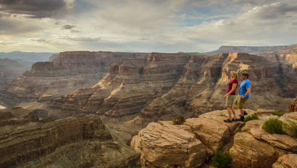 Couple hiking the Grand Canyon