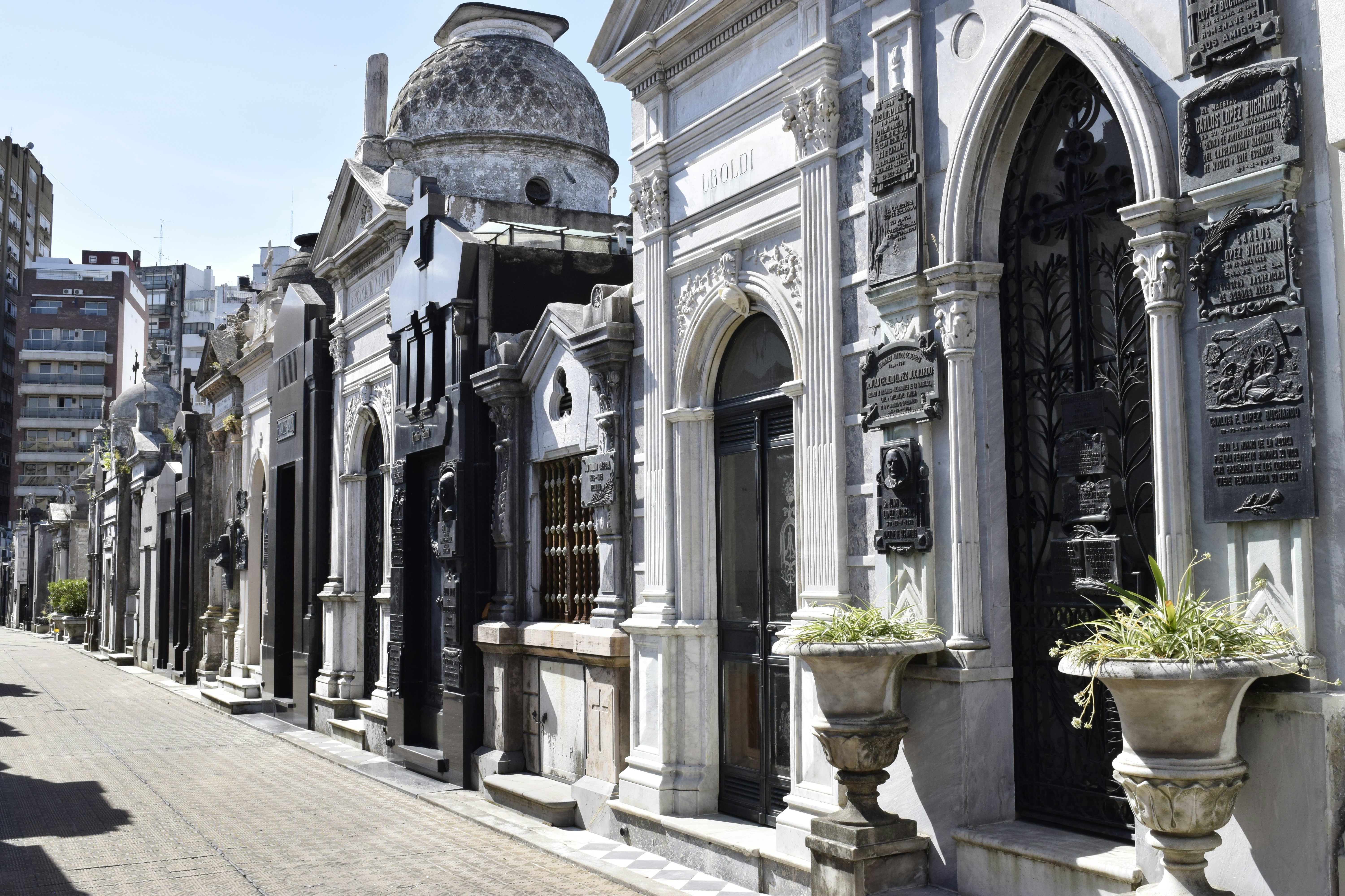 Nahaufnahme von Gräbern des Friedhofes Cementerio de la Recoleta in Buenos Aires. 