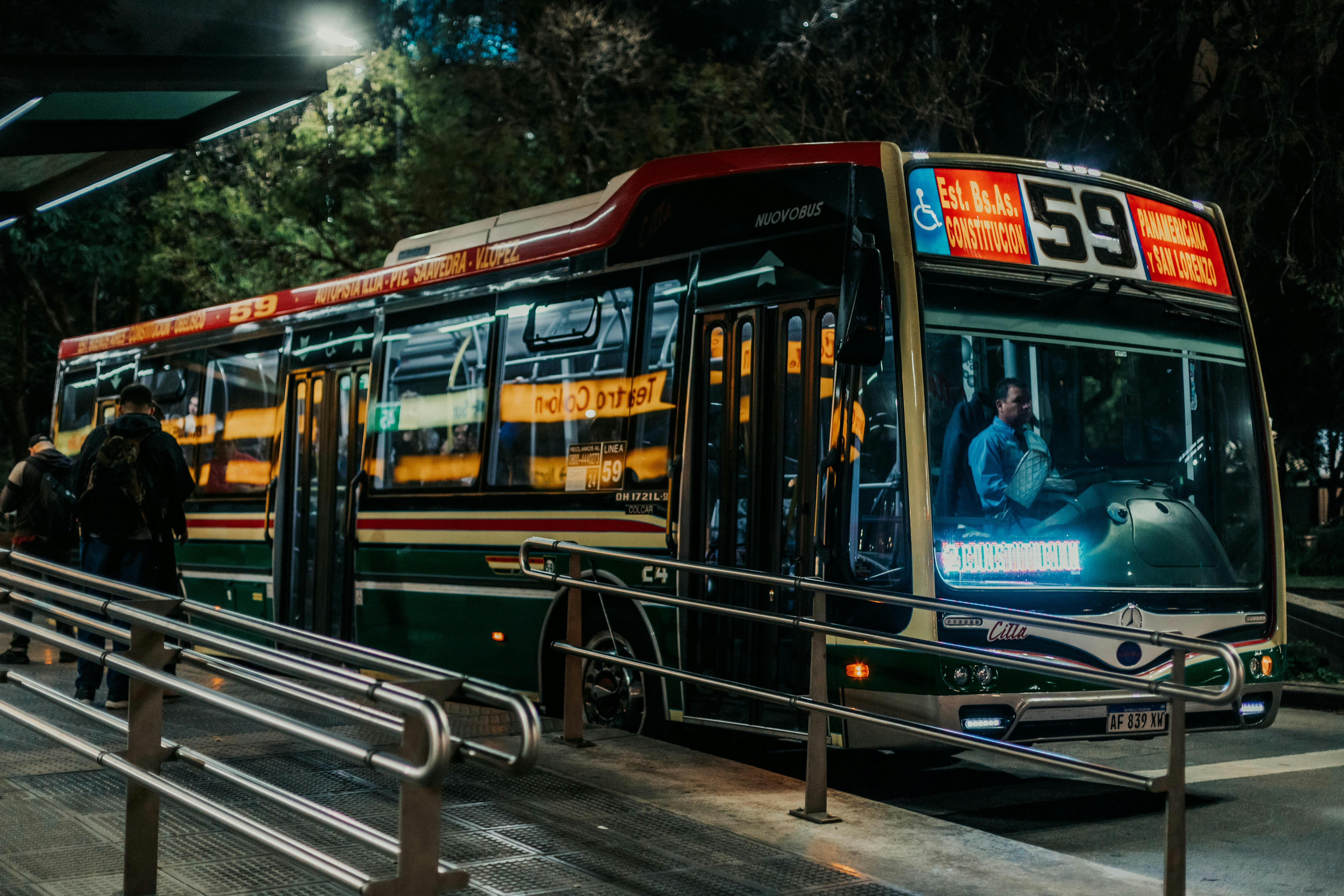 Nahaufnahme eines öffentlichen Nahverkehr Busses in Buenos Aires