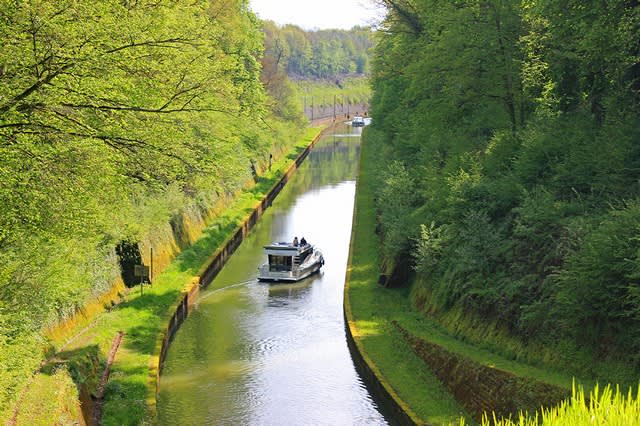 Bateau Le Boat sur le Canal de la Marne au Rhin segment de Niederviller