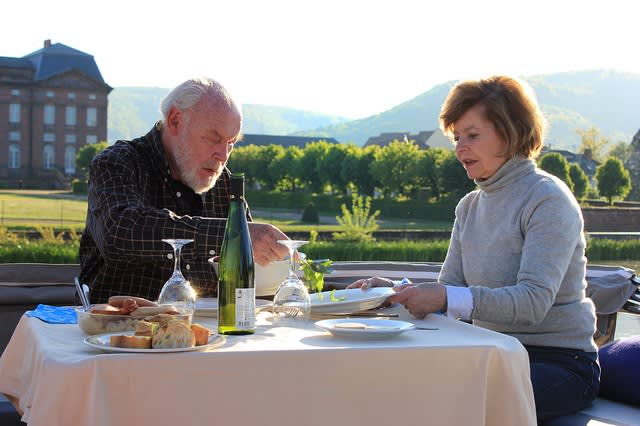 Couple dinant face au chateau de Saverne