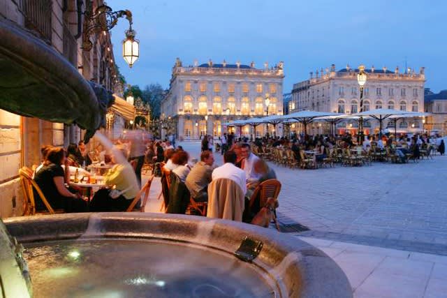 Début de soirée sur la grand place de Hochfelden