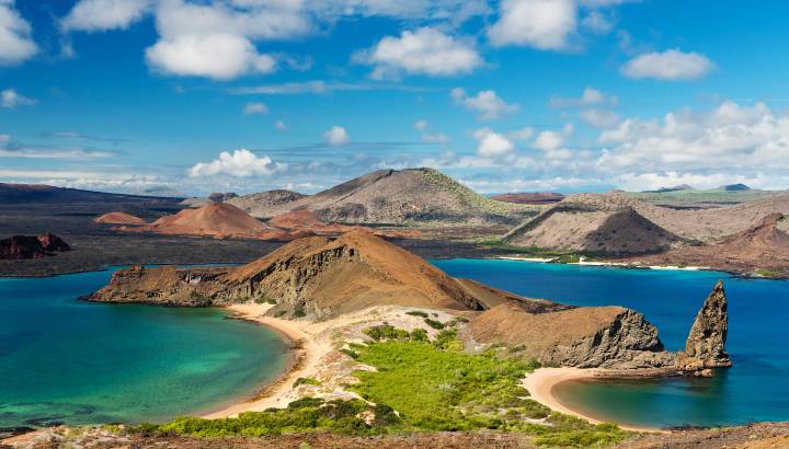 Blick auf zwei Strände auf Isla Bartolome, Galapagos Inseln, Ecuador