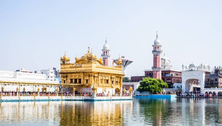 Blick über den Necktarsee auf den Goldenen Tempel von Amritsar
