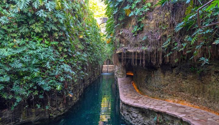 Cenote der Hacienda Mucuyche in der Nähe von Merida, Yucatan, Mexiko.
