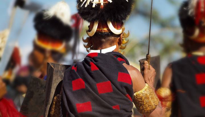 Nahaufnahme der Rückansicht einiger Vertreter der Volksgruppe der Naga während des Hornbill Festival in Kohima Nagaland Indien