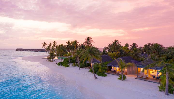 Baglioni Resort Malediven Drone Aufnahme bei Sonnenuntergang