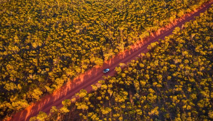 Luftaufnahme des roten Outbacks mit der Strasse zum Cape Leveque in Western Australia