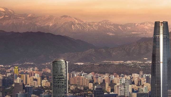 Skyline von Santiago de Chile mit Bergen im Hintergrund