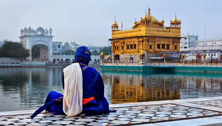 Person meditiert vor Goldenem Tempel