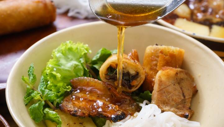 Bun cha is a Northern Vietnamese noodle with grilled pork served with fresh herbal. Us President, Obama used to try this food in Ha Noi when visiting Vietnamese Capital in 2016