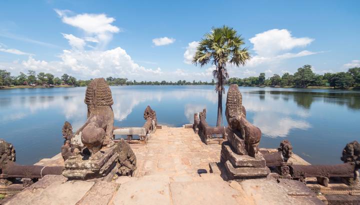 landing-stage of Srah Srang baray with its nāga balaustrades and stone lions, Angkor, Cambodia, Asia