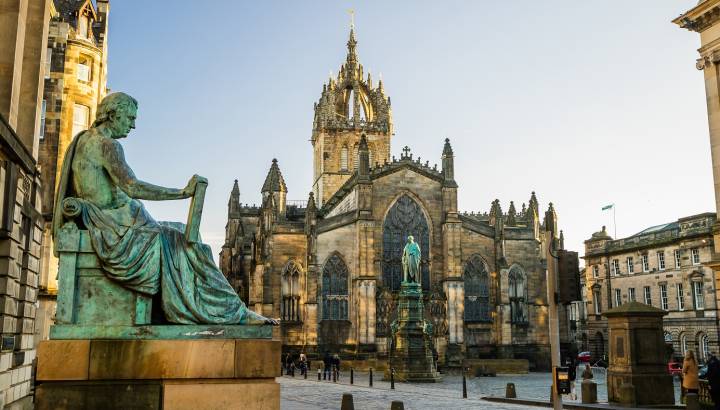 Street view of the historic Royal Mile, Edinburgh, Scotland, Europe