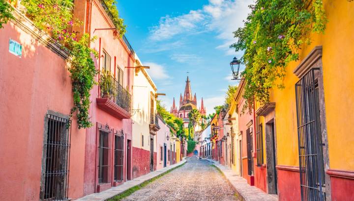 Enchanting Travels Mexico Tours Beautiful streets and colorful facades of San Miguel de Allende in Guanajuato, Mexico - Best trips to take in 2020
