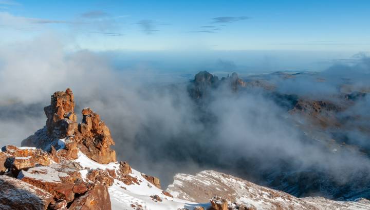 Mount Kenya Berggipfel mit Schnee und bewölktem Himmel