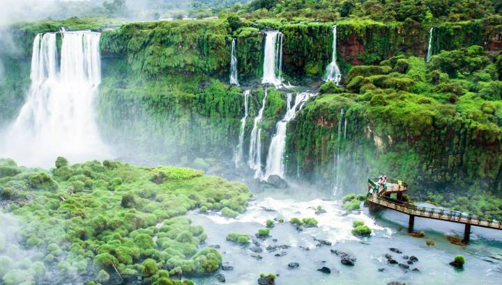Die Iguazu Fälle markieren die Grenze von Brasilien und Argentinien