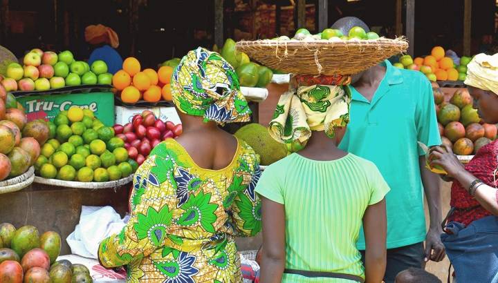 Markt in Kigali, Frauen in typischer Kleidung