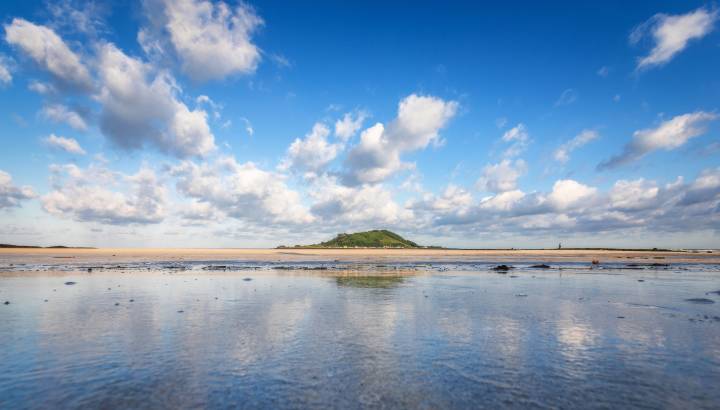 Sandstrand bei Ebbe vor der Insel Biyangdo am Hyeopjae-Strand von Hallim-eup, Jeju, Südkorea