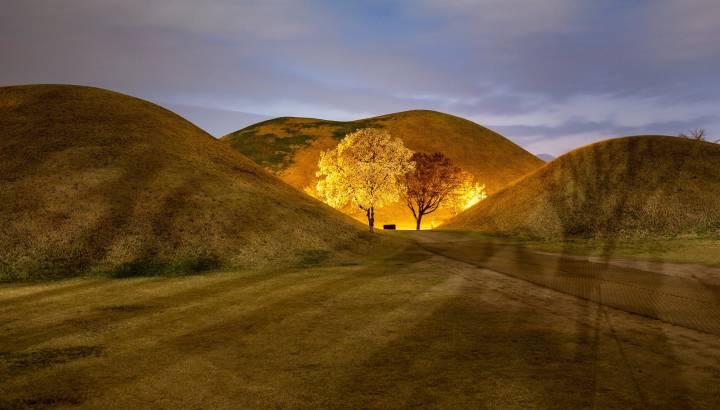 Abendstimmung beleuchtetes Grab des Hwangnamdaechong in Gyeongju Suedkorea