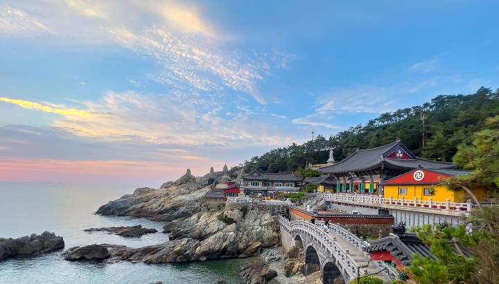 Blick auf den Haedongyeonggungsa Tempel an der Küste von Busan. Südkorea