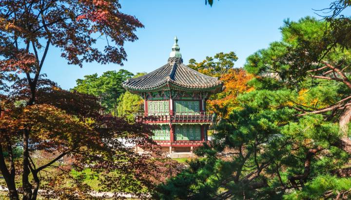 Von Bäumen umrahmter Pavillon in den Gärten des Gyeongbokgung Palastes in Seoul Südkorea