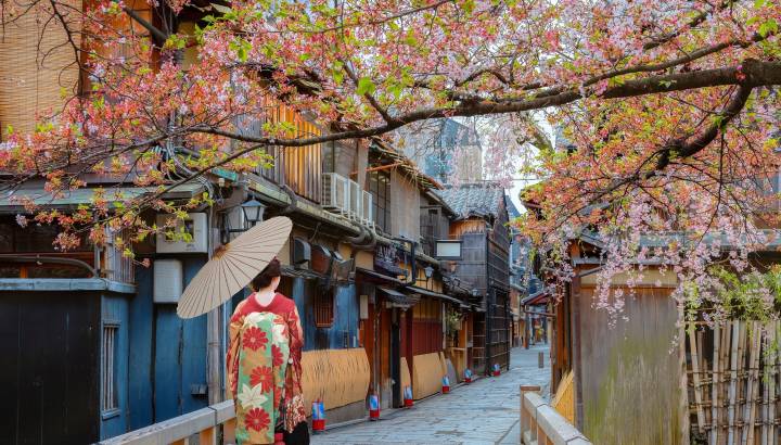 Junge Frau im traditionellen Kimono auf der Tatsumi Bashi Brücke im Viertel Gion Kyoto Japan