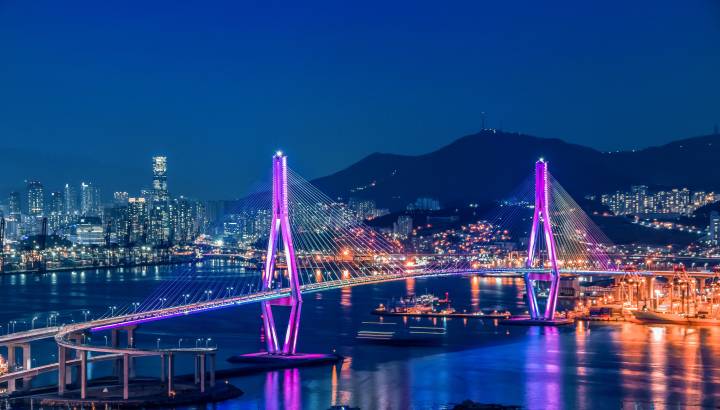 Nachtaufnahme der Hafenbrücke und Skyline von Busan Südkorea